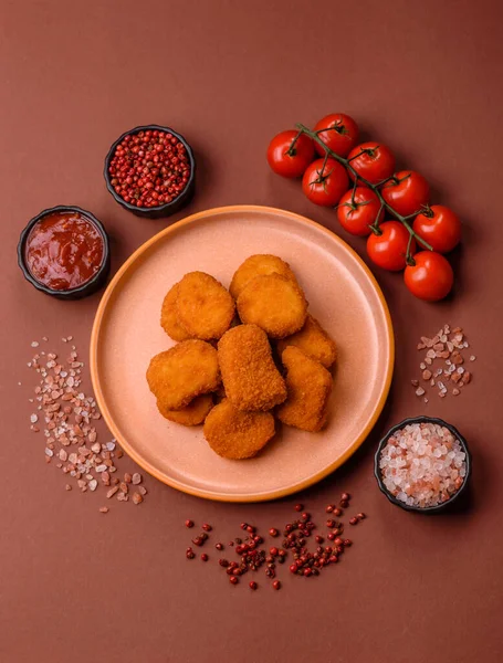 Soslu tavuk nugget, gevrek ve besleyici fast food. Tavuk nugget tasarım için gıda arka planı olarak