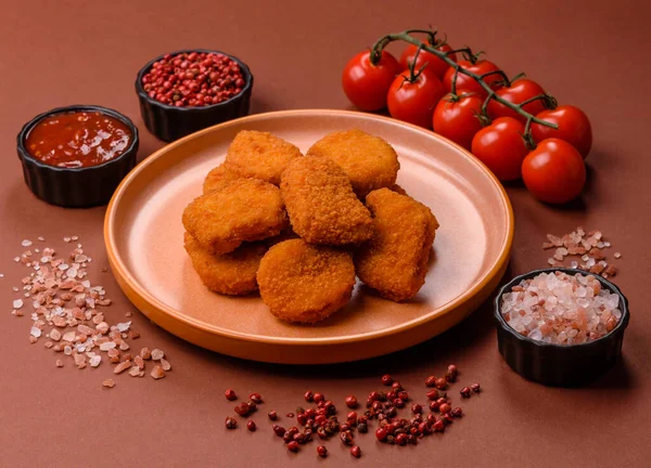 Soslu tavuk nugget, gevrek ve besleyici fast food. Tavuk nugget tasarım için gıda arka planı olarak