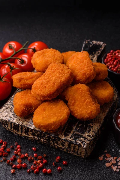 Soslu tavuk nugget, gevrek ve besleyici fast food. Tavuk nugget tasarım için gıda arka planı olarak