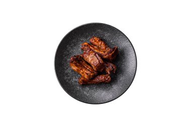 Izgara biftek ya da domuz pirzolası, tuzlu ve biberli barbeküde pişmiş et. Izgara kaburga, yemek arkaplanı.