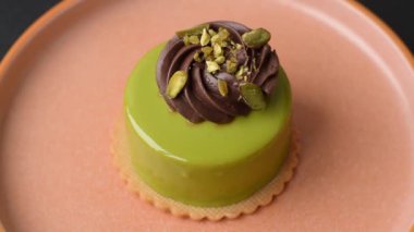Fıstıklı kek ya da üzeri fındıklı yeşil krema ve meyve dolgulu turta. Tasarımınız için yemek arkaplanı olarak fıstıklı turta