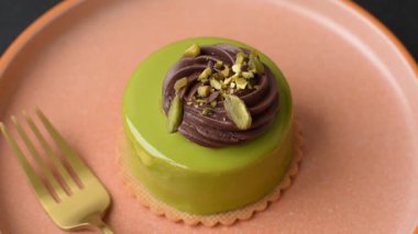 Fıstıklı kek ya da üzeri fındıklı yeşil krema ve meyve dolgulu turta. Tasarımınız için yemek arkaplanı olarak fıstıklı turta