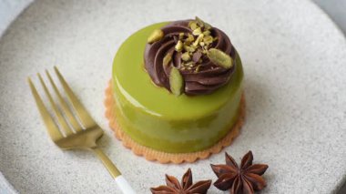 Fıstıklı kek ya da üzeri fındıklı yeşil krema ve meyve dolgulu turta. Tasarımınız için yemek arkaplanı olarak fıstıklı turta