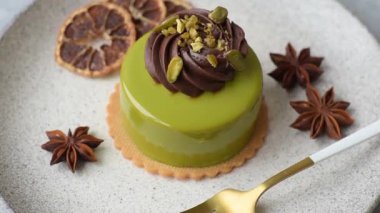 Fıstıklı kek ya da üzeri fındıklı yeşil krema ve meyve dolgulu turta. Tasarımınız için yemek arkaplanı olarak fıstıklı turta