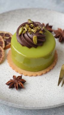 Fıstıklı kek ya da üzeri fındıklı yeşil krema ve meyve dolgulu turta. Tasarımınız için yemek arkaplanı olarak fıstıklı turta