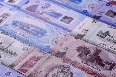 BAE parası, dirhem, finansal ve iş süreçleri için nakit Arap banknotları. Tasarımınız için finansal bir arkaplan olarak Emirlikler