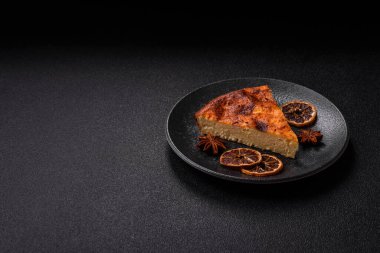 Pasta, cheesecake tatlı tatlı tatlı, bir dilim lezzetli tatlı tabakta. Tasarımınız için yemek arkaplanı olarak bir parça cheesecake