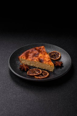 Pasta, cheesecake tatlı tatlı tatlı, bir dilim lezzetli tatlı tabakta. Tasarımınız için yemek arkaplanı olarak bir parça cheesecake