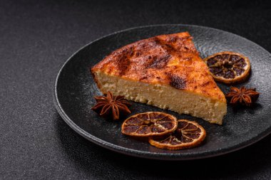Pasta, cheesecake tatlı tatlı tatlı, bir dilim lezzetli tatlı tabakta. Tasarımınız için yemek arkaplanı olarak bir parça cheesecake