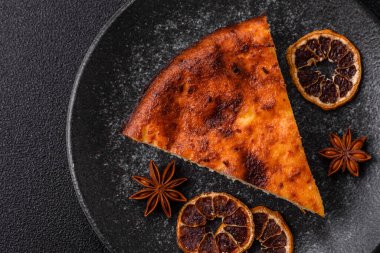 Pasta, cheesecake tatlı tatlı tatlı, bir dilim lezzetli tatlı tabakta. Tasarımınız için yemek arkaplanı olarak bir parça cheesecake