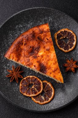 Pasta, cheesecake tatlı tatlı tatlı, bir dilim lezzetli tatlı tabakta. Tasarımınız için yemek arkaplanı olarak bir parça cheesecake