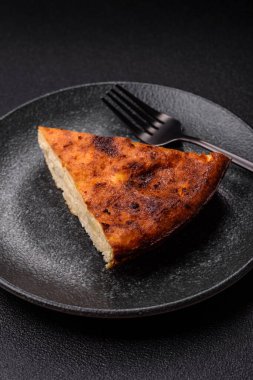 Pasta, cheesecake tatlı tatlı tatlı, bir dilim lezzetli tatlı tabakta. Tasarımınız için yemek arkaplanı olarak bir parça cheesecake