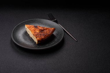 Pasta, cheesecake tatlı tatlı tatlı, bir dilim lezzetli tatlı tabakta. Tasarımınız için yemek arkaplanı olarak bir parça cheesecake