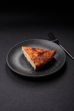 Pasta, cheesecake tatlı tatlı tatlı, bir dilim lezzetli tatlı tabakta. Tasarımınız için yemek arkaplanı olarak bir parça cheesecake