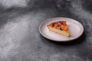 Pasta, cheesecake tatlı tatlı tatlı, bir dilim lezzetli tatlı tabakta. Tasarımınız için yemek arkaplanı olarak bir parça cheesecake