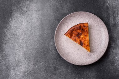 Pasta, cheesecake tatlı tatlı tatlı, bir dilim lezzetli tatlı tabakta. Tasarımınız için yemek arkaplanı olarak bir parça cheesecake