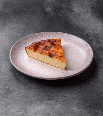 Pasta, cheesecake tatlı tatlı tatlı, bir dilim lezzetli tatlı tabakta. Tasarımınız için yemek arkaplanı olarak bir parça cheesecake