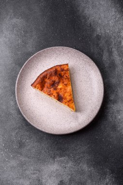 Pasta, cheesecake tatlı tatlı tatlı, bir dilim lezzetli tatlı tabakta. Tasarımınız için yemek arkaplanı olarak bir parça cheesecake