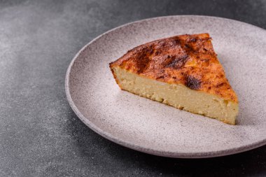 Pasta, cheesecake tatlı tatlı tatlı, bir dilim lezzetli tatlı tabakta. Tasarımınız için yemek arkaplanı olarak bir parça cheesecake