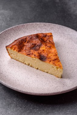 Pasta, cheesecake tatlı tatlı tatlı, bir dilim lezzetli tatlı tabakta. Tasarımınız için yemek arkaplanı olarak bir parça cheesecake