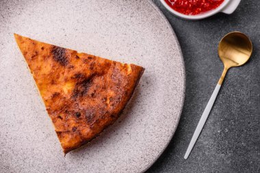 Pasta, cheesecake tatlı tatlı tatlı, bir dilim lezzetli tatlı tabakta. Tasarımınız için yemek arkaplanı olarak bir parça cheesecake