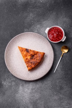 Pasta, cheesecake tatlı tatlı tatlı, bir dilim lezzetli tatlı tabakta. Tasarımınız için yemek arkaplanı olarak bir parça cheesecake