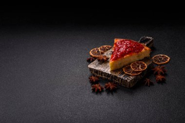 Pasta, cheesecake tatlı tatlı tatlı, bir dilim lezzetli tatlı tabakta. Tasarımınız için yemek arkaplanı olarak bir parça cheesecake