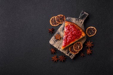 Pasta, cheesecake tatlı tatlı tatlı, bir dilim lezzetli tatlı tabakta. Tasarımınız için yemek arkaplanı olarak bir parça cheesecake