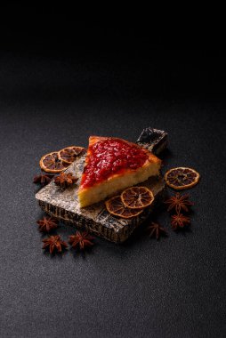 Pasta, cheesecake tatlı tatlı tatlı, bir dilim lezzetli tatlı tabakta. Tasarımınız için yemek arkaplanı olarak bir parça cheesecake