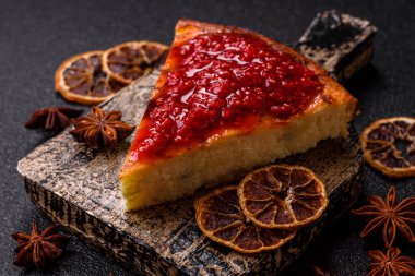 Pasta, cheesecake tatlı tatlı tatlı, bir dilim lezzetli tatlı tabakta. Tasarımınız için yemek arkaplanı olarak bir parça cheesecake