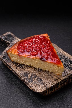 Pasta, cheesecake tatlı tatlı tatlı, bir dilim lezzetli tatlı tabakta. Tasarımınız için yemek arkaplanı olarak bir parça cheesecake