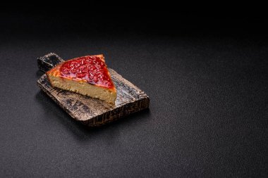 Pasta, cheesecake tatlı tatlı tatlı, bir dilim lezzetli tatlı tabakta. Tasarımınız için yemek arkaplanı olarak bir parça cheesecake