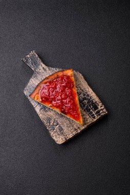 Pasta, cheesecake tatlı tatlı tatlı, bir dilim lezzetli tatlı tabakta. Tasarımınız için yemek arkaplanı olarak bir parça cheesecake