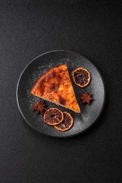 Pasta, cheesecake tatlı tatlı tatlı, bir dilim lezzetli tatlı tabakta. Tasarımınız için yemek arkaplanı olarak bir parça cheesecake