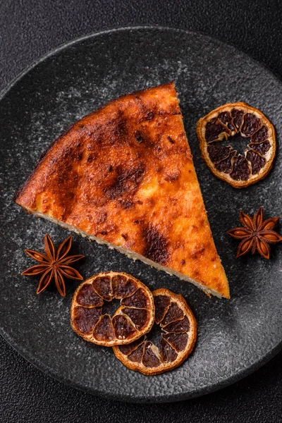 Pasta, cheesecake tatlı tatlı tatlı, bir dilim lezzetli tatlı tabakta. Tasarımınız için yemek arkaplanı olarak bir parça cheesecake