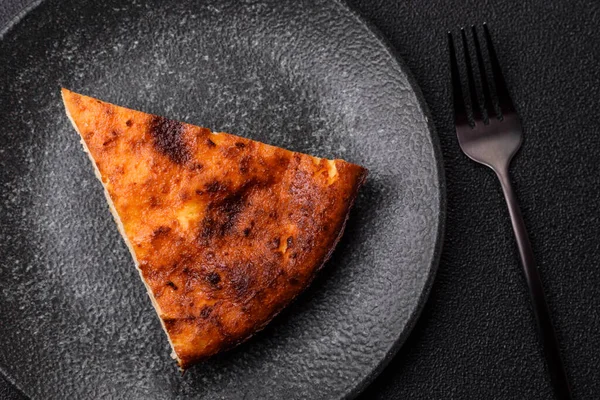 Pasta, cheesecake tatlı tatlı tatlı, bir dilim lezzetli tatlı tabakta. Tasarımınız için yemek arkaplanı olarak bir parça cheesecake