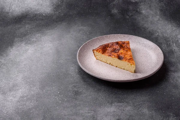 Pasta, cheesecake tatlı tatlı tatlı, bir dilim lezzetli tatlı tabakta. Tasarımınız için yemek arkaplanı olarak bir parça cheesecake