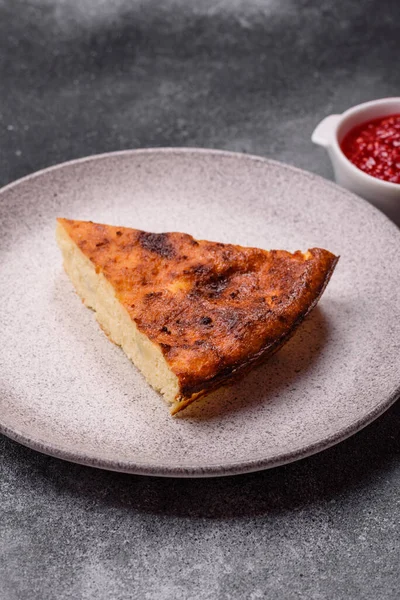 Pasta, cheesecake tatlı tatlı tatlı, bir dilim lezzetli tatlı tabakta. Tasarımınız için yemek arkaplanı olarak bir parça cheesecake