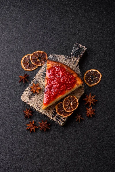 Pasta, cheesecake tatlı tatlı tatlı, bir dilim lezzetli tatlı tabakta. Tasarımınız için yemek arkaplanı olarak bir parça cheesecake