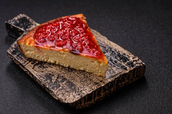 Pasta, cheesecake tatlı tatlı tatlı, bir dilim lezzetli tatlı tabakta. Tasarımınız için yemek arkaplanı olarak bir parça cheesecake