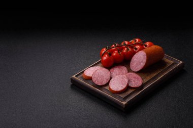 Dilimlenmiş salam sosisi, yiyecek olarak kurutulmuş et. Şenlik masası için dilimlenmiş salam sosisli antipasto.