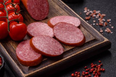 Dilimlenmiş salam sosisi, yiyecek olarak kurutulmuş et. Şenlik masası için dilimlenmiş salam sosisli antipasto.