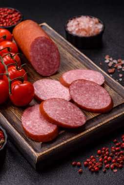 Dilimlenmiş salam sosisi, yiyecek olarak kurutulmuş et. Şenlik masası için dilimlenmiş salam sosisli antipasto.