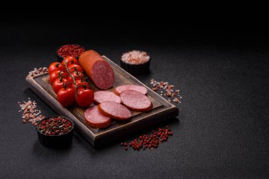 Dilimlenmiş salam sosisi, yiyecek olarak kurutulmuş et. Şenlik masası için dilimlenmiş salam sosisli antipasto.