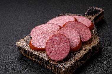 Dilimlenmiş salam sosisi, yiyecek olarak kurutulmuş et. Şenlik masası için dilimlenmiş salam sosisli antipasto.