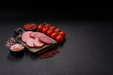 Dilimlenmiş salam sosisi, yiyecek olarak kurutulmuş et. Şenlik masası için dilimlenmiş salam sosisli antipasto.