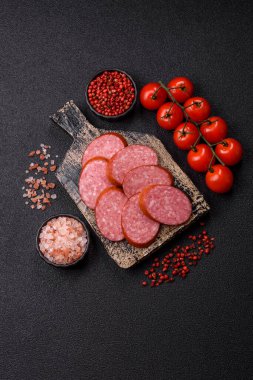 Dilimlenmiş salam sosisi, yiyecek olarak kurutulmuş et. Şenlik masası için dilimlenmiş salam sosisli antipasto.