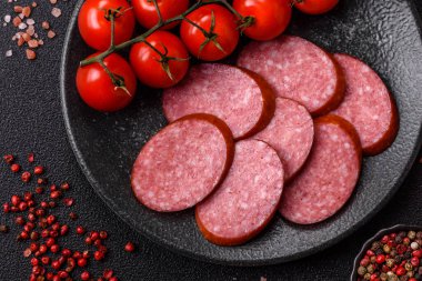 Dilimlenmiş salam sosisi, yiyecek olarak kurutulmuş et. Şenlik masası için dilimlenmiş salam sosisli antipasto.