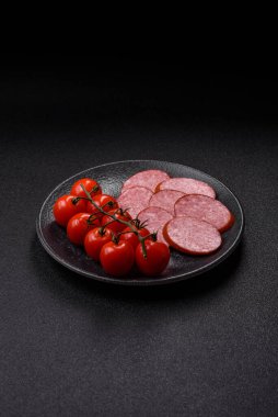 Dilimlenmiş salam sosisi, yiyecek olarak kurutulmuş et. Şenlik masası için dilimlenmiş salam sosisli antipasto.