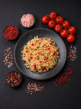 Asya yemeği, Çin yemeği ya da sebzeli Tayland pilavı ve et. Pirinç eriştesi tasarımınız için gıda arka planıdır.